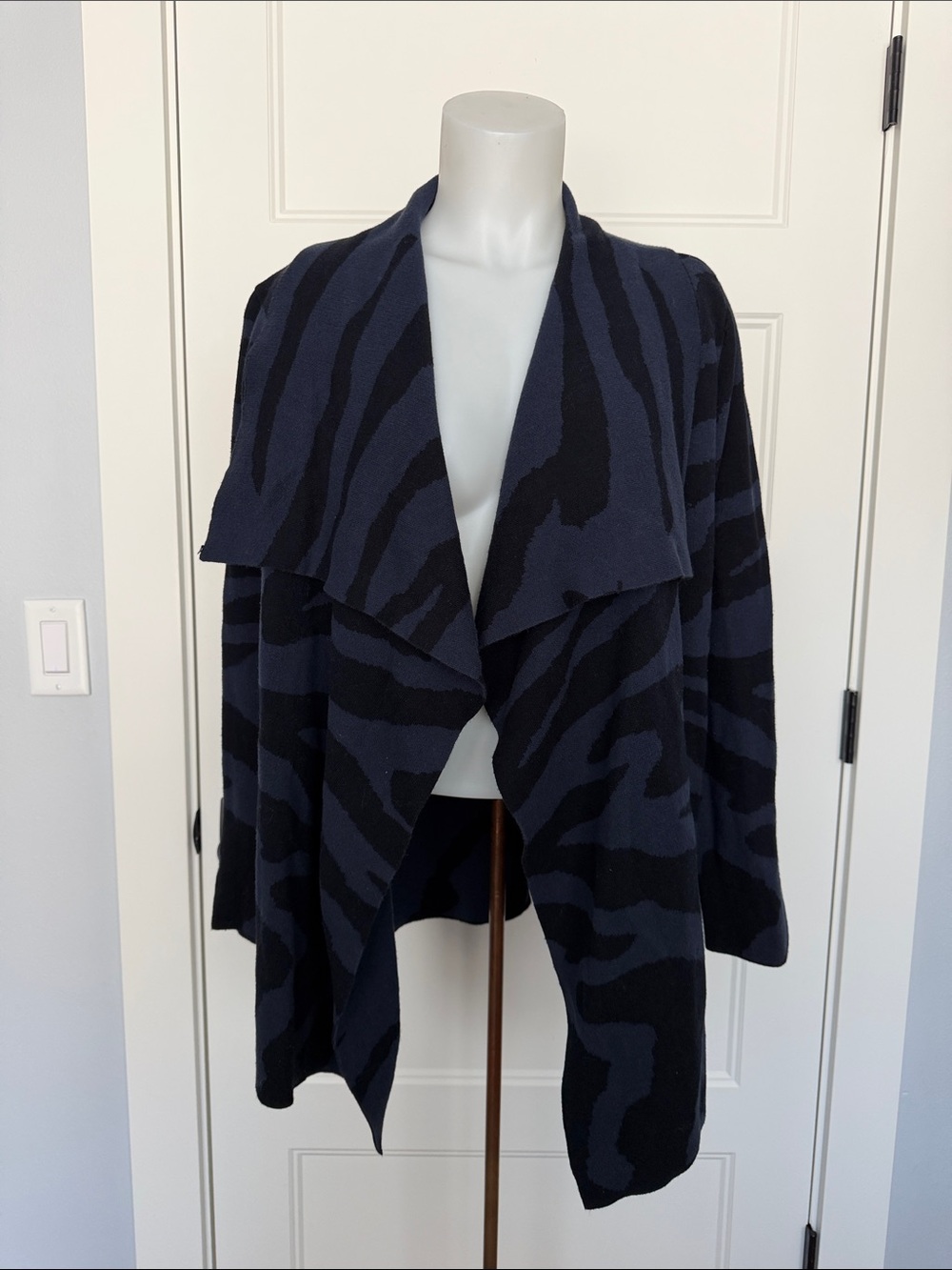 Bar III Animal Print Open Front Hi-Low Long Sleeve Cardigan in Medium